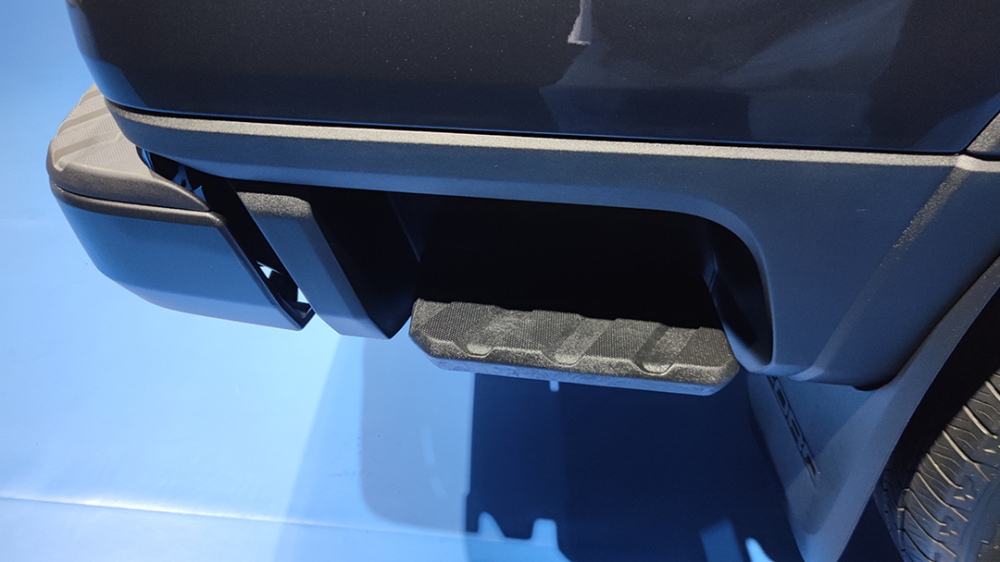 Bệ bước chân ở hai bên thùng sau của Ford Ranger 2022