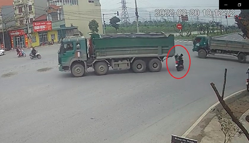 Nam thanh niên điều khiển xe máy tránh được trong khi bạn gái ngồi phía sau đập đầu vào thùng xe ben