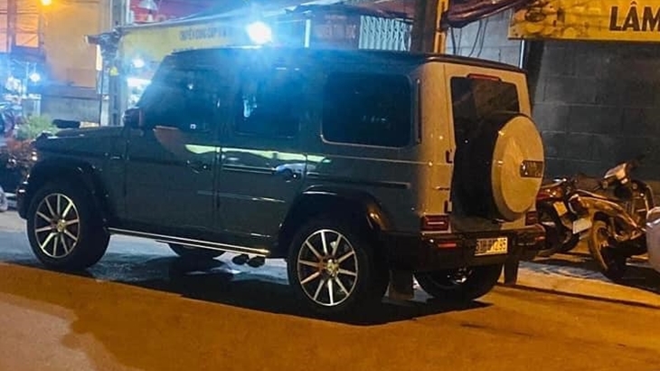 Xuất hiện hình ảnh Cường Đô-la lái Mercedes-AMG G63 chở vợ đi ăn tối ở vỉa hè trong lúc drama bất ngờ ập xuống