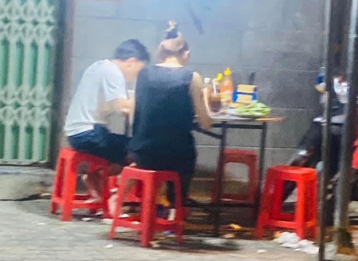 Cường Đô-la và Đàm Thu Trang đánh chén no bụng trên vỉa hè trước khi về đăng dòng trạng thái đập tan tin đồn vơ chồng mình lục đục vì người thứ 3
