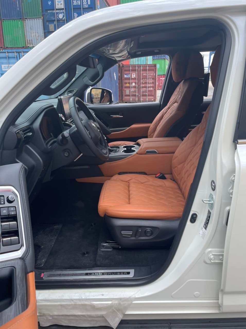 Cận cảnh khoang l&aacute;i xe Toyota Land Cruiser LC300 MBS