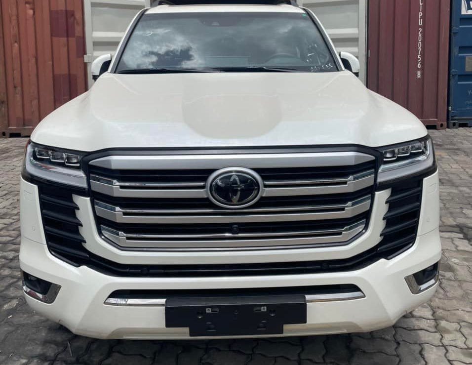 Xe của c&aacute;c Chủ tịch - Toyota Land Cruiser - c&oacute; th&ecirc;m phi&ecirc;n bản khủng về nước, nội thất chỉ 4 chỗ, qu&aacute; đ&atilde; cho c&aacute;c đại gia