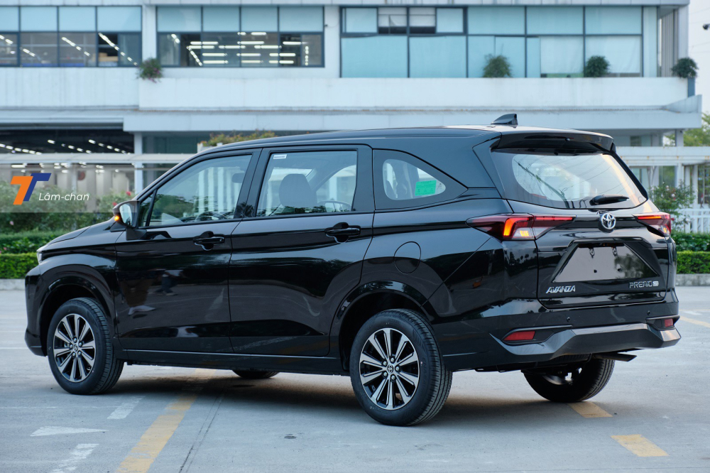 Thiết kế đu&ocirc;i xe của Toyota Avanza Premio 2022.