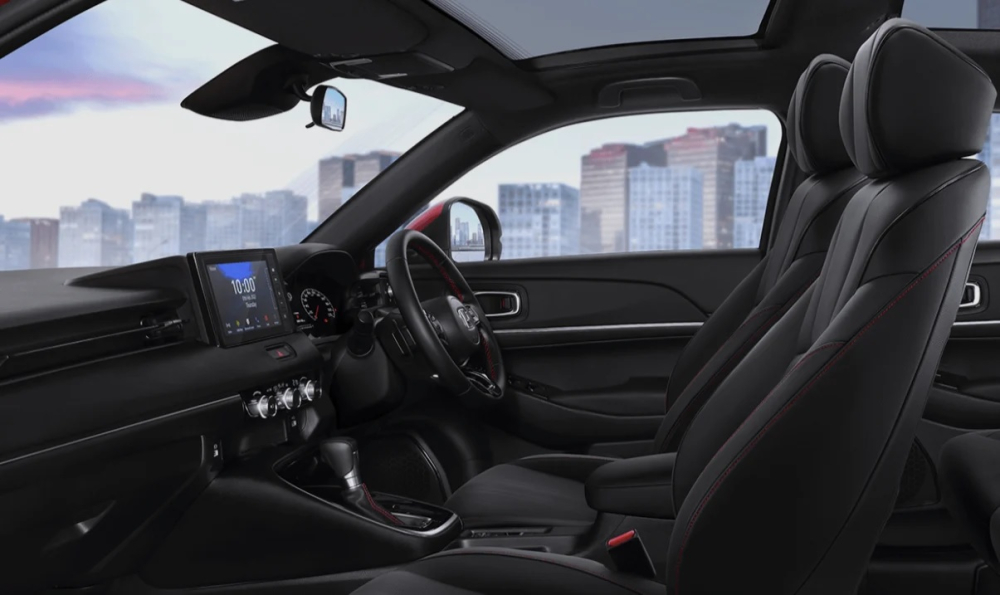 Ghế của Honda HR-V Turbo RS 2022 được bọc da màu đen, đi kèm chỉ đỏ tương phản