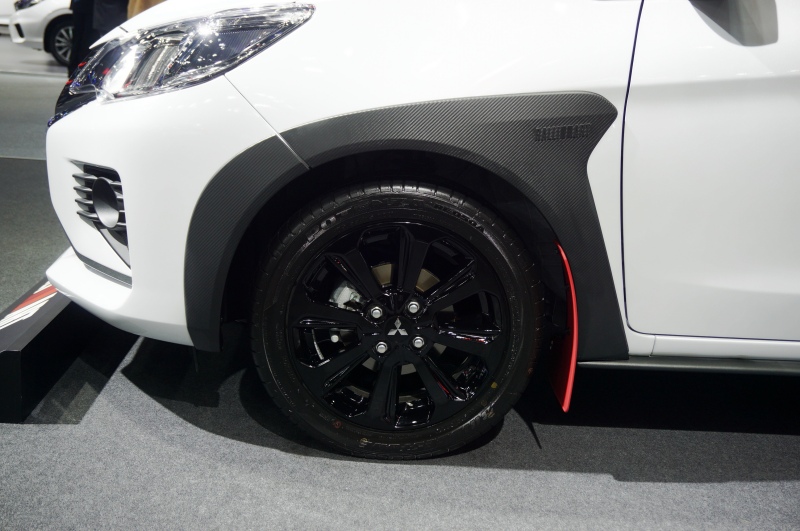V&agrave;nh 15 inch sơn m&agrave;u đen b&oacute;ng của Mitsubishi Mirage Ralliart 2022