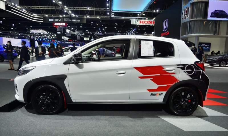 Tr&ecirc;n th&acirc;n xe của Mitsubishi Mirage Ralliart 2022 c&ograve;n c&oacute; đề-can m&agrave;u đỏ, x&aacute;m v&agrave; đen mới