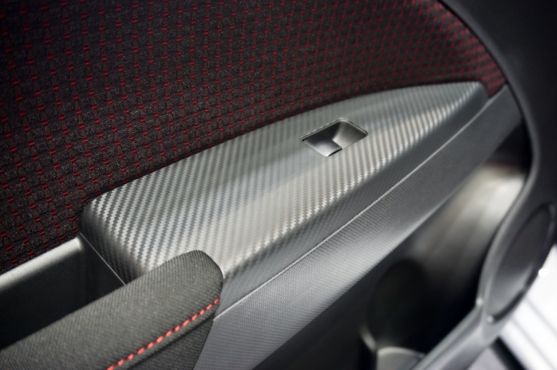 B&ecirc;n trong Mitsubishi Mirage Ralliart 2022 c&ograve;n c&oacute; một số chi tiết giả sợi carbon