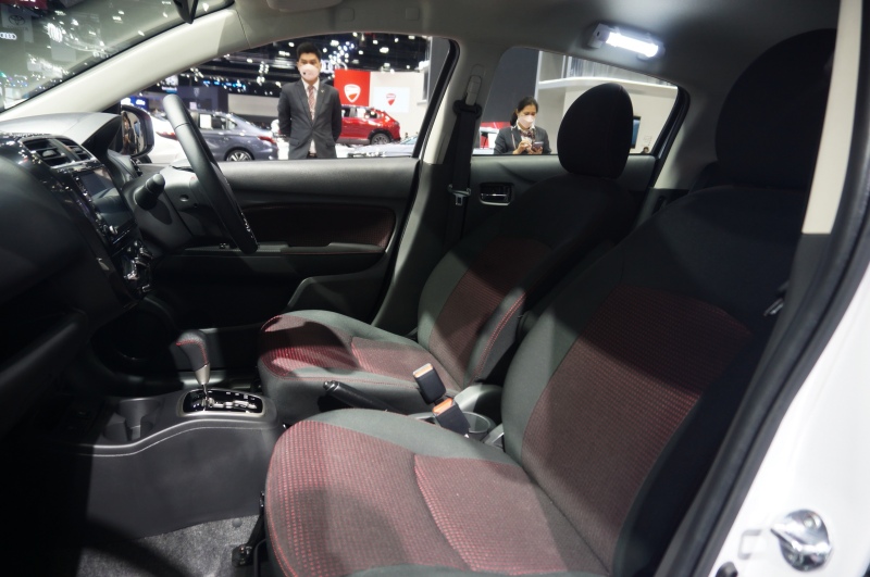 Mitsubishi Mirage Ralliart 2022 được trang bị ghế m&agrave;u đen phối đỏ