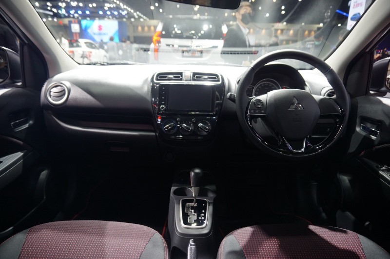 Trang bị nội thất của Mitsubishi Mirage Ralliart 2022 giống hệt bản thường