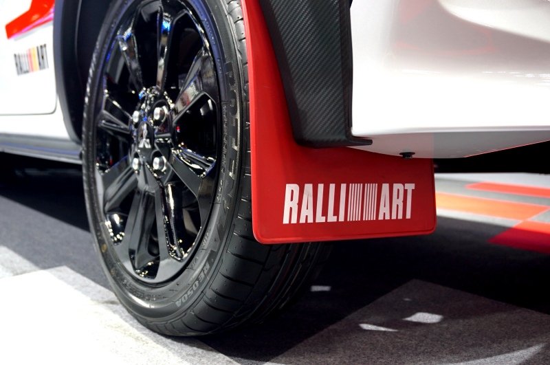 Chắn b&ugrave;n Ralliart m&agrave;u đỏ của Mitsubishi Mirage Ralliart 2022