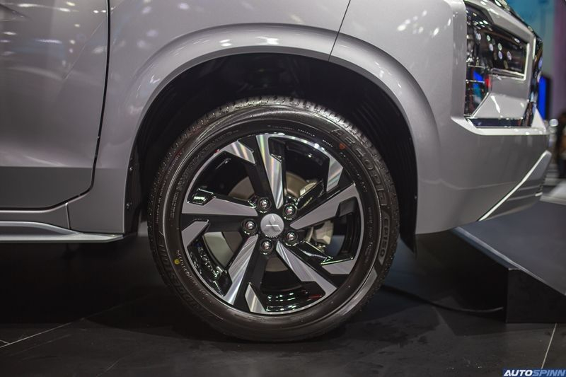 Bộ v&agrave;nh 17 inch của Cận cảnh dải đ&egrave;n LED định vị ban ng&agrave;y mới của Mitsubishi Xpander 2022