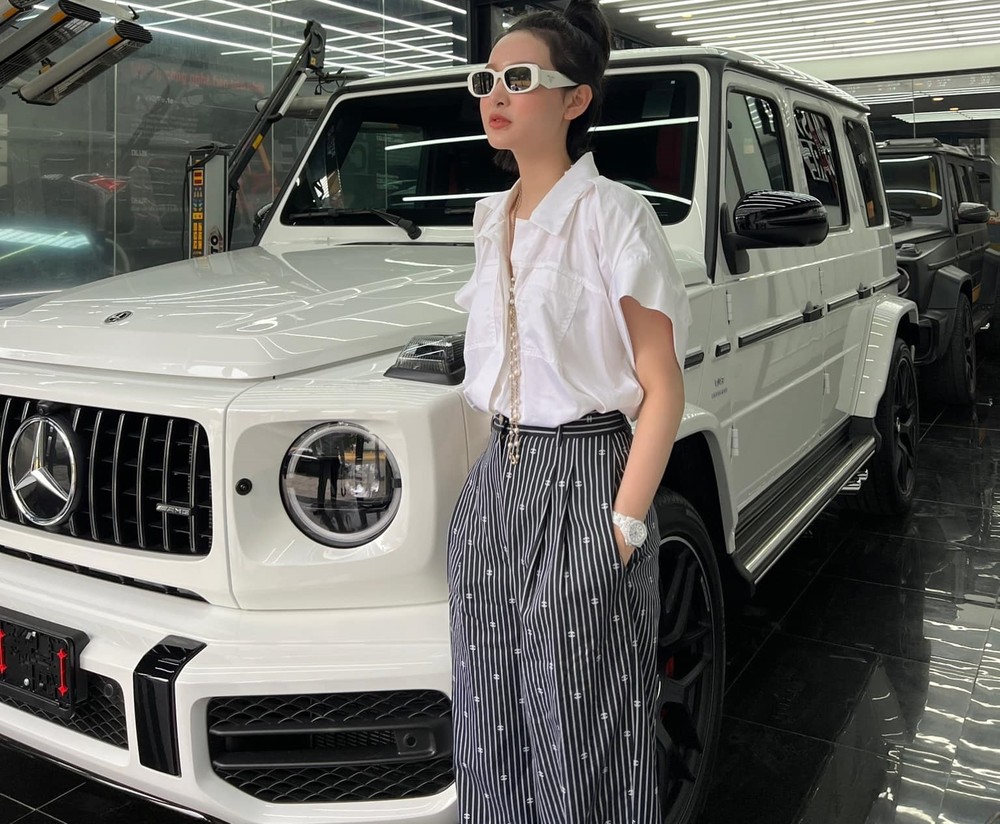 Hiền Hồ trong ngày nhận bàn giao xe Mercedes-AMG G63 Hiền Hồ trong ngày nhận bàn giao xe Mercedes-AMG G63