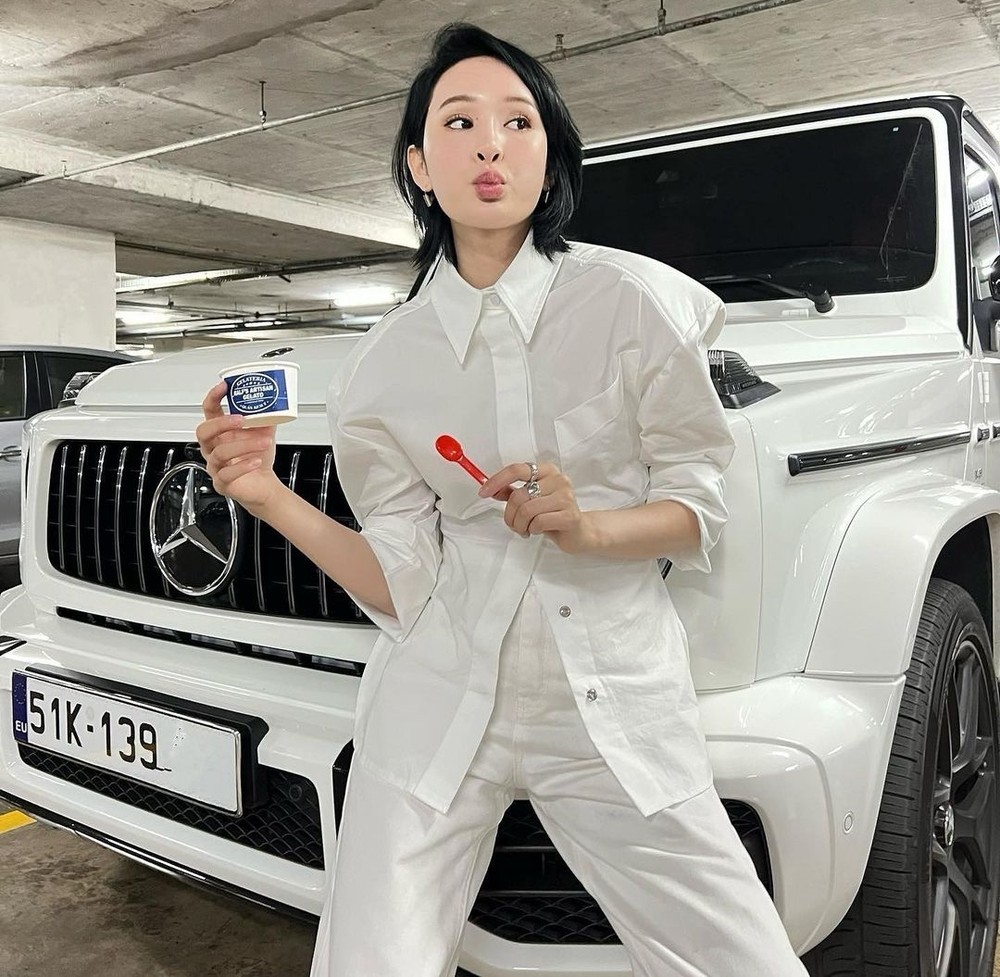 Nhưng nữ ca sĩ ho&agrave;n tất qu&aacute; tr&igrave;nh đăng kiểm biển số cho xe v&agrave;o cuối th&aacute;ng 1 đầu năm nay, con số được che đi trong ảnh n&agrave;y l&agrave; 38
