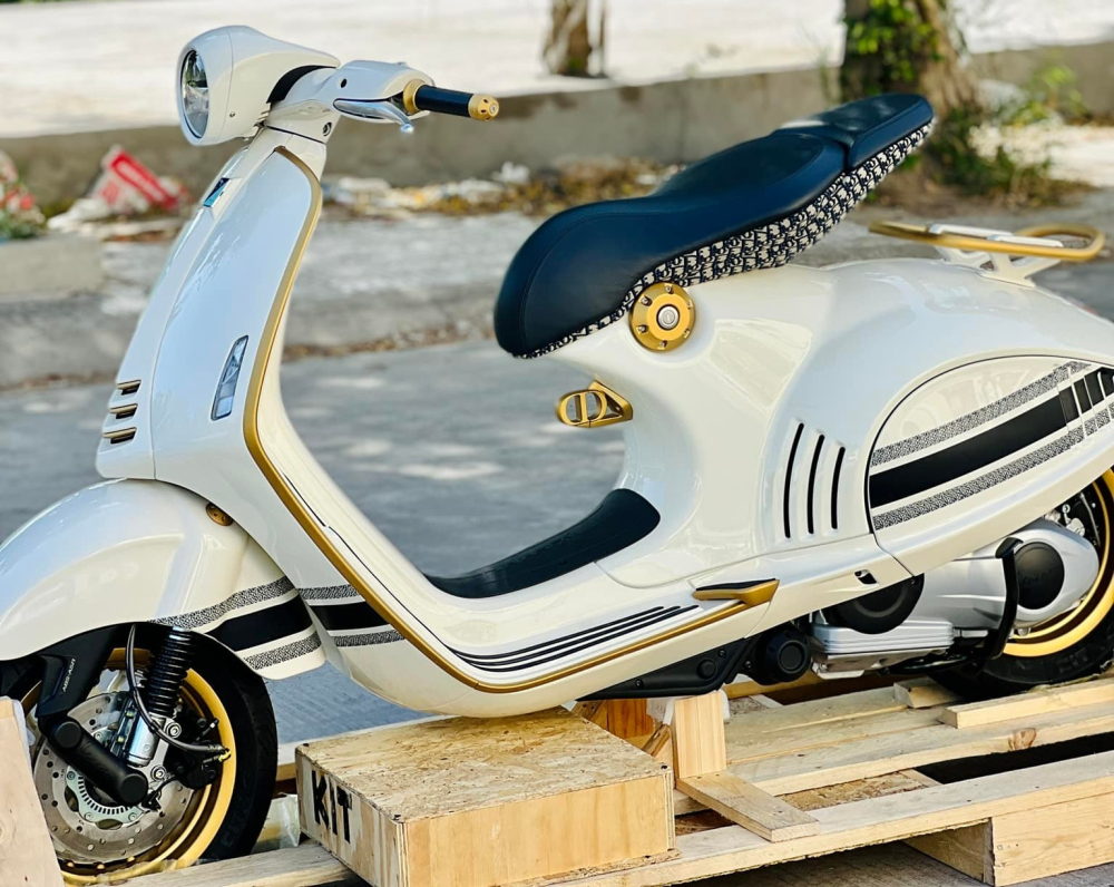 Vespa 946 Christian Dior đang được giao dịch trên 1,8 tỷ đồng, có thương lái còn hét giá trên 1,9 tỷ đồng