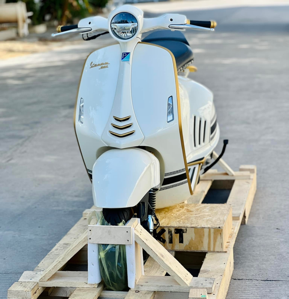 Chiếc xe Vespa 946 Christian Dior ở Bạc Liêu được chủ nhân đắp chăn, không cho kích bình ắc-quy hay đổ xăng vì muốn xem liệu giá xe có nhảy múa cao chót vót để bán kiếm lời