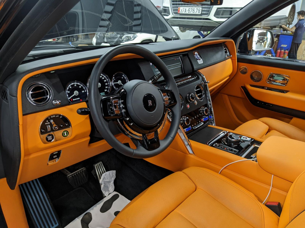 Nội thất xe Rolls-Royce Cullinan ở Hà Tĩnh