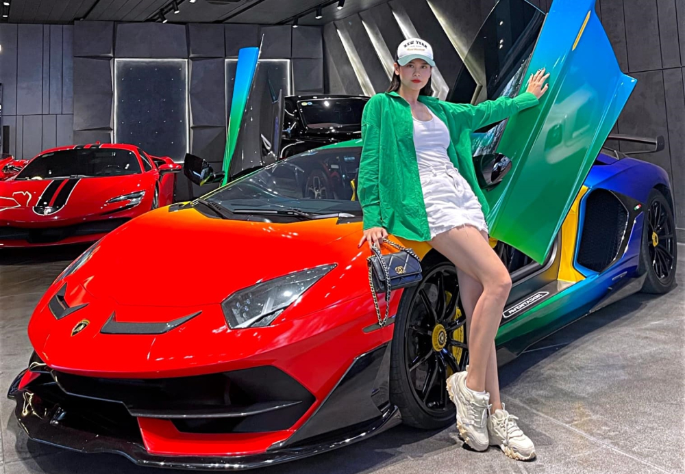 Không phải là Mercedes-AMG G63, Trương Quỳnh Anh chọn hẳn siêu xe này để check-in khi tham quan showroom Sài thành Không phải là Mercedes-AMG G63, Trương Quỳnh Anh chọn hẳn siêu xe này để check-in khi tham quan showroom Sài thành