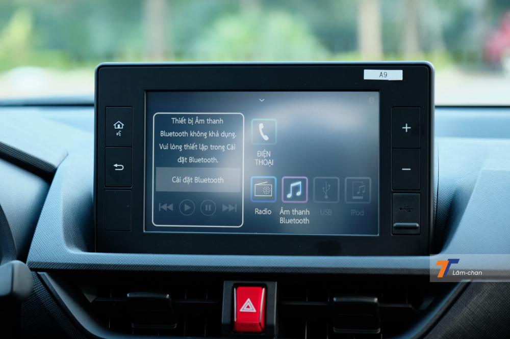 Màn hình giải trí ở khu vực trung tâm là loại 8 inch, có kết nối Apple CarPlay/Android Auto, đi kèm 4 loa.