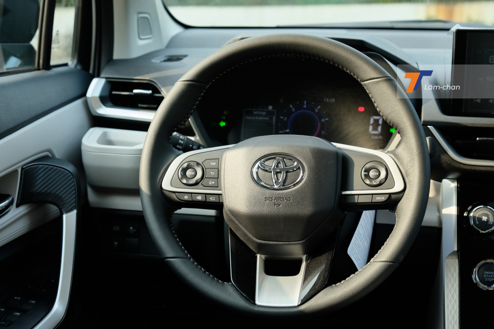 V&ocirc; lăng 3 chấu, bọc da của Toyota Veloz Cross 2022.