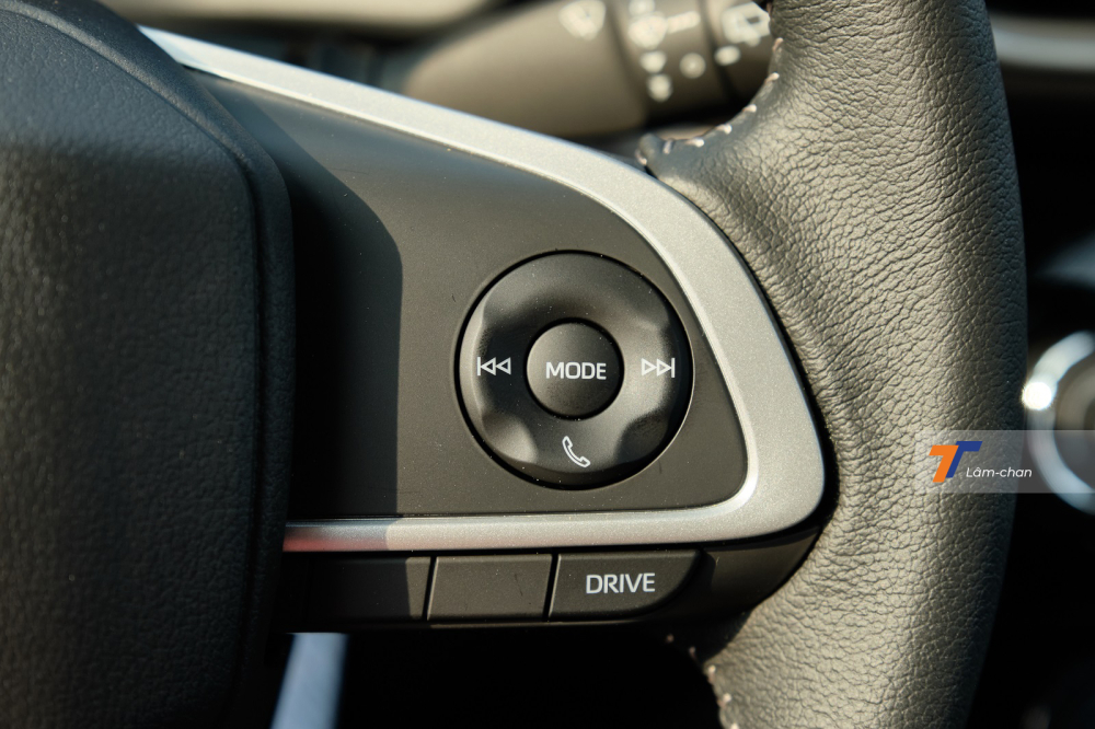 Cụm điều khiển b&ecirc;n phải chỉnh c&aacute;c chế độ v&agrave; đ&agrave;m thoại rảnh tay.