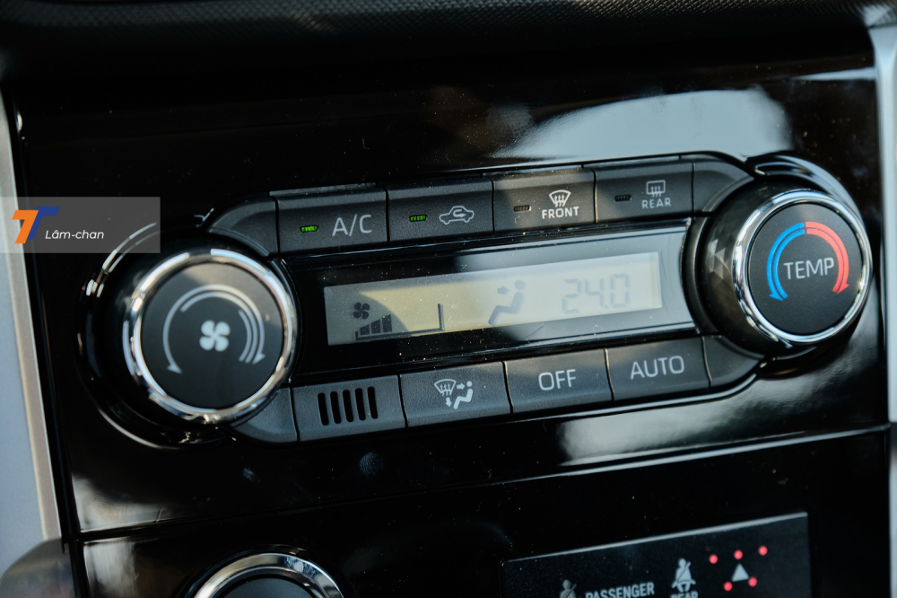 Xe được trang bị điều h&ograve;a tự động.