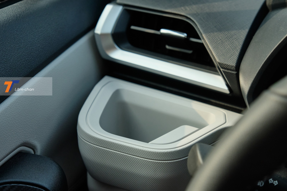 Đ&aacute;ng ch&uacute; &yacute;, Toyota Veloz c&oacute; hộc đựng cốc hoặc chai nước ở ngay b&ecirc;n tr&aacute;i v&ocirc; lăng.