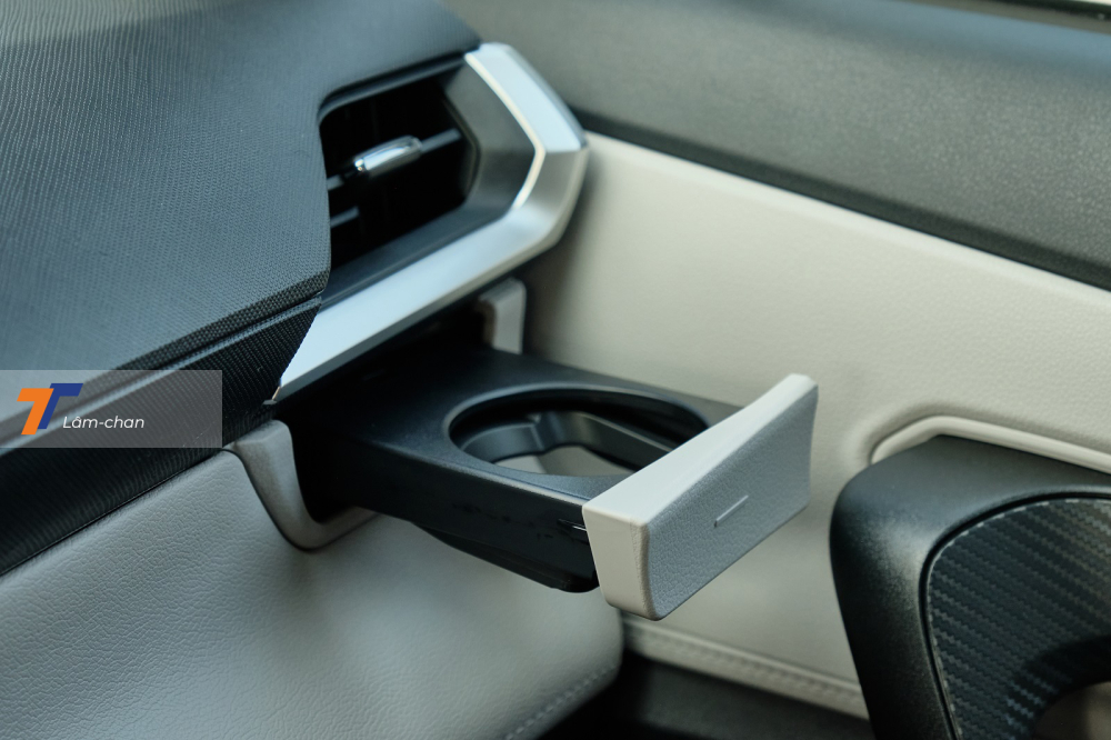 V&agrave; cả b&ecirc;n phải t&aacute;p-l&ocirc; phục vụ người ngồi ghế phụ.