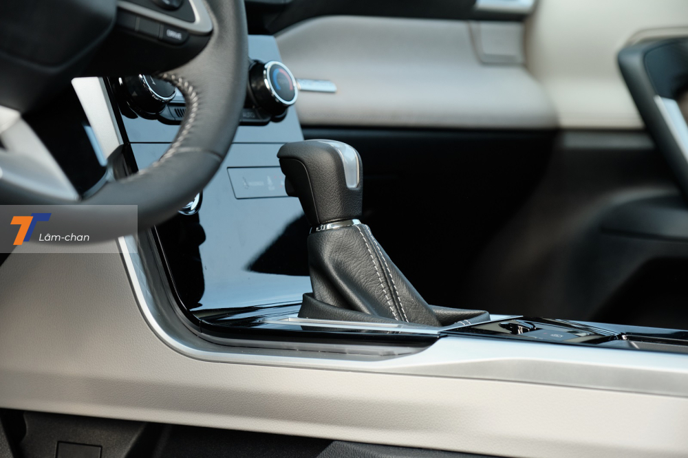 Cần số của Toyota Veloz Cross 2022.