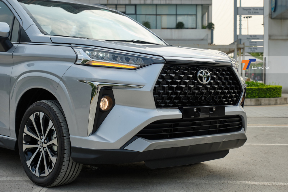 Phần đầu xe của Toyota Veloz Cross 2022 khỏe khoắn hơn nhiều so với Avanza Premio, lưới tản nhiệt cỡ lớn gồm c&aacute;c chi tiết h&igrave;nh chữ &ldquo;T&rdquo; xếp tầng tr&ocirc;ng kh&aacute; bắt mắt.