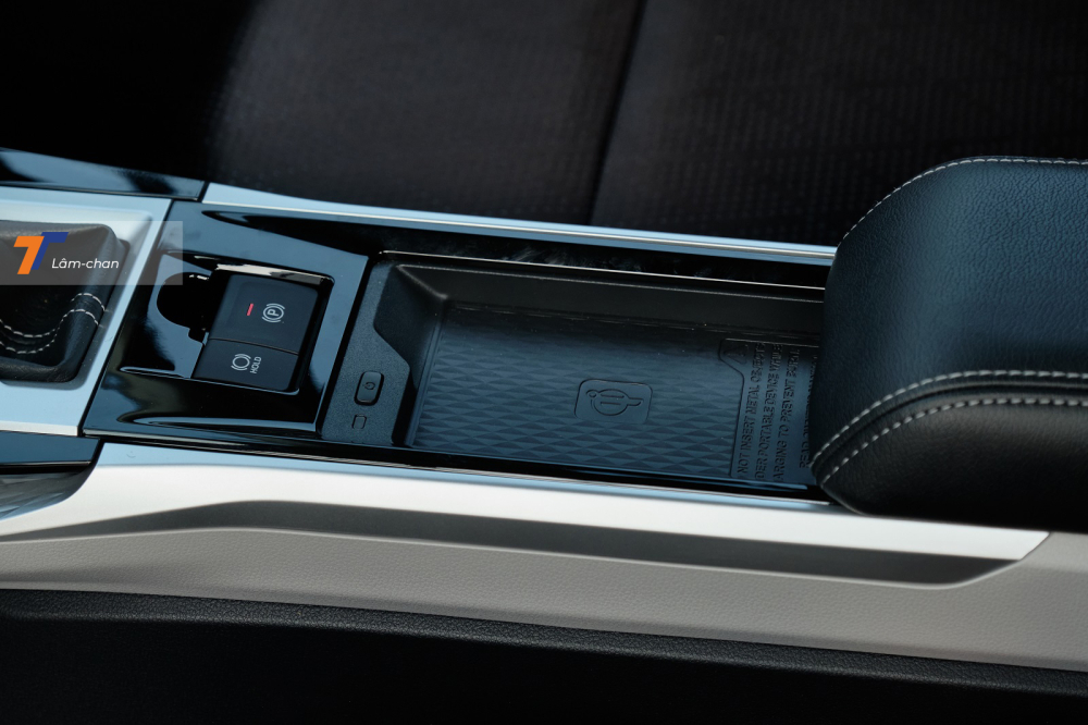 Ph&iacute;a dưới cần số l&agrave; phanh tay điện tử v&agrave; giữ phanh tự động, c&ugrave;ng với đ&oacute; l&agrave; sạc điện thoại kh&ocirc;ng d&acirc;y chuẩn Qi.