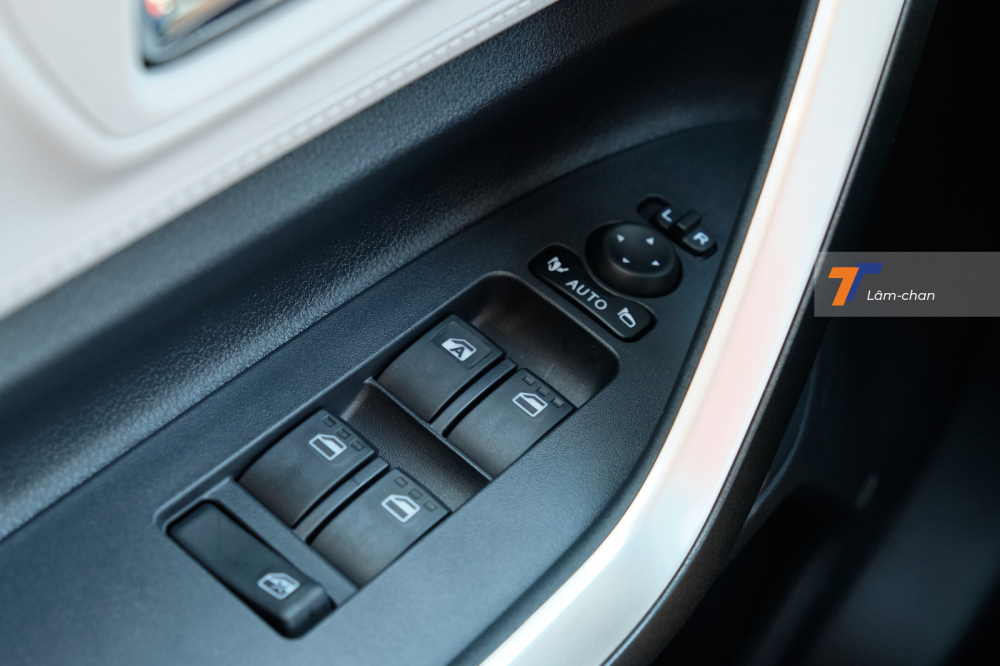 Bảng điều khiển gương v&agrave; v&agrave; cửa k&iacute;nh b&ecirc;n t&aacute;p-pi cửa ph&iacute;a người l&aacute;i.