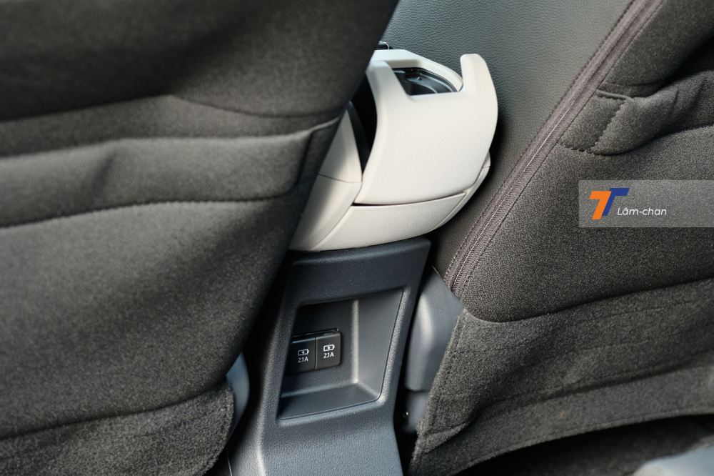 Sau bệ t&igrave; tay trung t&acirc;m của h&agrave;ng ghế thứ nhất l&agrave; c&aacute;c cổng sạc v&agrave; 1 hộc đựng chai nước cho h&agrave;ng ghế thứ 2.