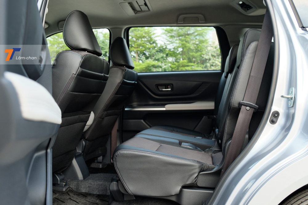 H&agrave;ng ghế thứ 2 c&oacute; kh&ocirc;ng gian để ch&acirc;n rộng r&atilde;i, ph&aacute;i tr&ecirc;n trần l&agrave; c&aacute;c cửa gi&oacute; điều h&ograve;a.