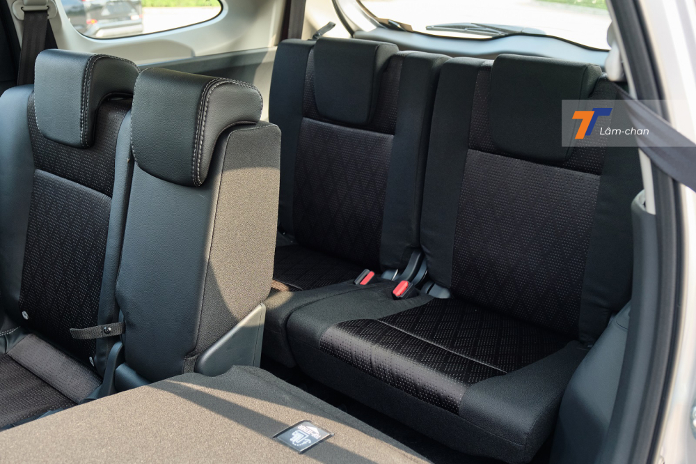 H&agrave;ng ghế thứ 3 c&oacute; khoảng để ch&acirc;n vừa đủ chứ kh&ocirc;ng thừa th&atilde;i bởi d&ugrave; sao Toyota Veloz Cross 2022 cũng l&agrave; một mẫu MPV cỡ nhỏ.