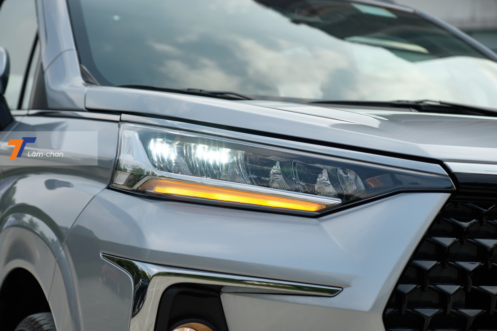 Cụm đ&egrave;n trước sử dụng b&oacute;ng LED đi k&egrave;m hệ thống điều khiển tự động.