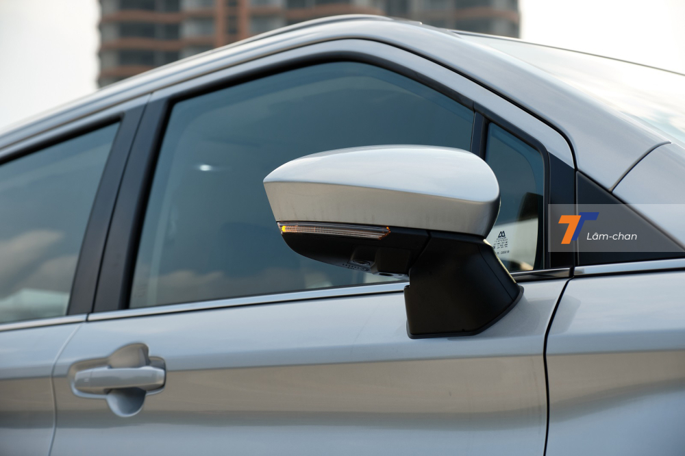 Gương chiếu hậu chỉnh/gập điện, ph&iacute;a b&ecirc;n dưới c&oacute; sự xuất hiện của đ&egrave;n ch&agrave;o mừng v&agrave; camera thuộc g&oacute;i camera 360 độ.