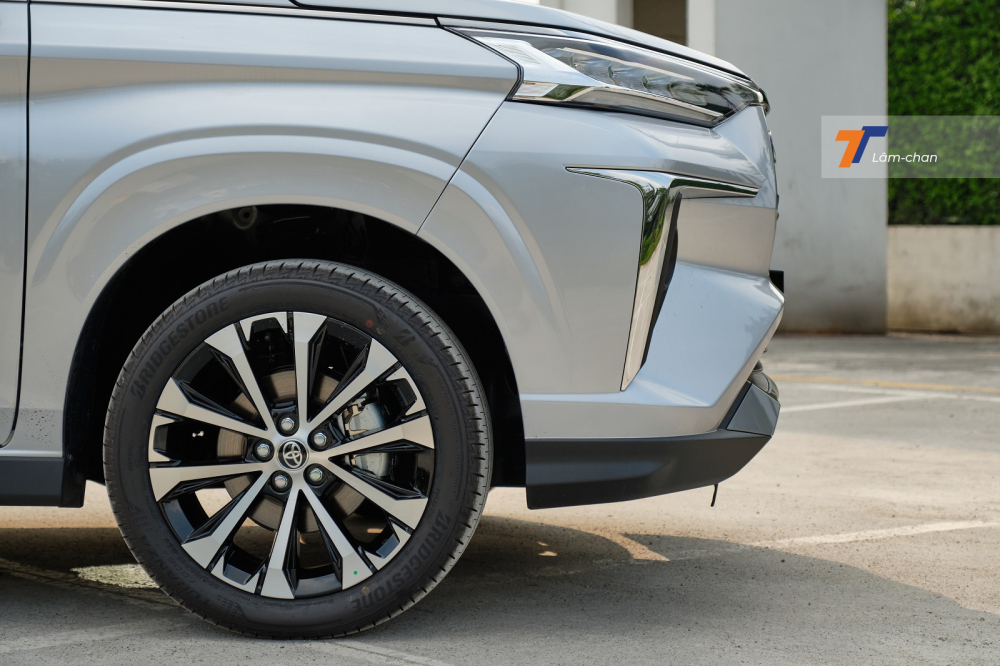 M&acirc;m hợp kim 17 inch tr&ecirc;n bản Top của Toyota Veloz Cross 2022.