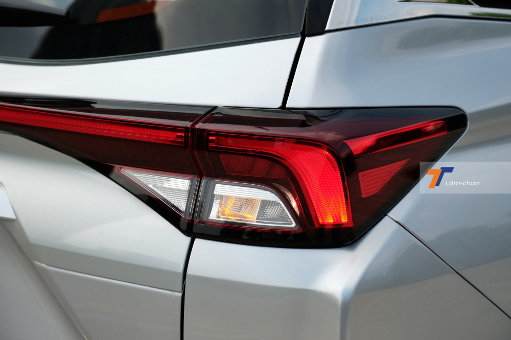 Thiết kế cụm đ&egrave;n hậu của Toyota Veloz Cross 2022.