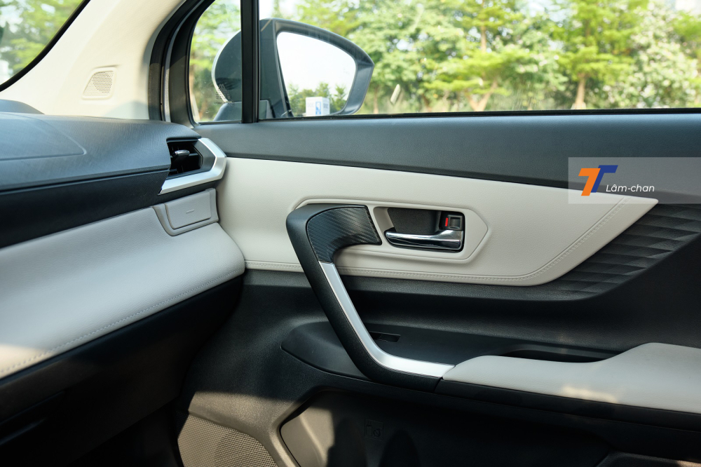 Nội thất của xe c&oacute; 2 t&ocirc;ng m&agrave;u, tay nắm cửa b&ecirc;n trong c&oacute; chi tiết giả v&acirc;n carbon.