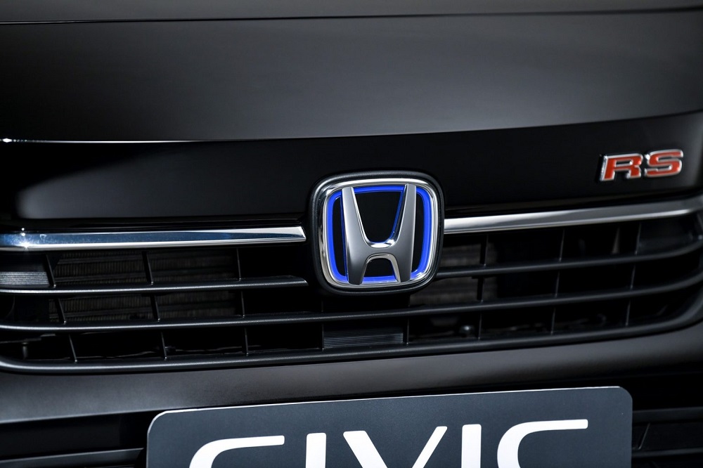 Logo chữ H màu xanh dương của Honda Civic e:HEV 2022