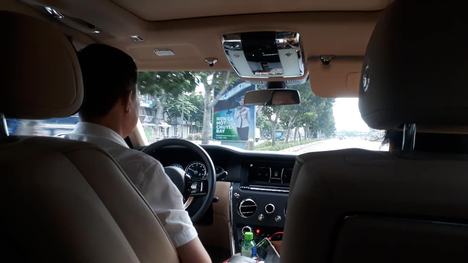 Bên trong khoang lái chiếc SUV siêu sang Rolls-Royce Cullinan của ông Hồ Nhân Bên trong khoang lái chiếc SUV siêu sang Rolls-Royce Cullinan của ông Hồ Nhân