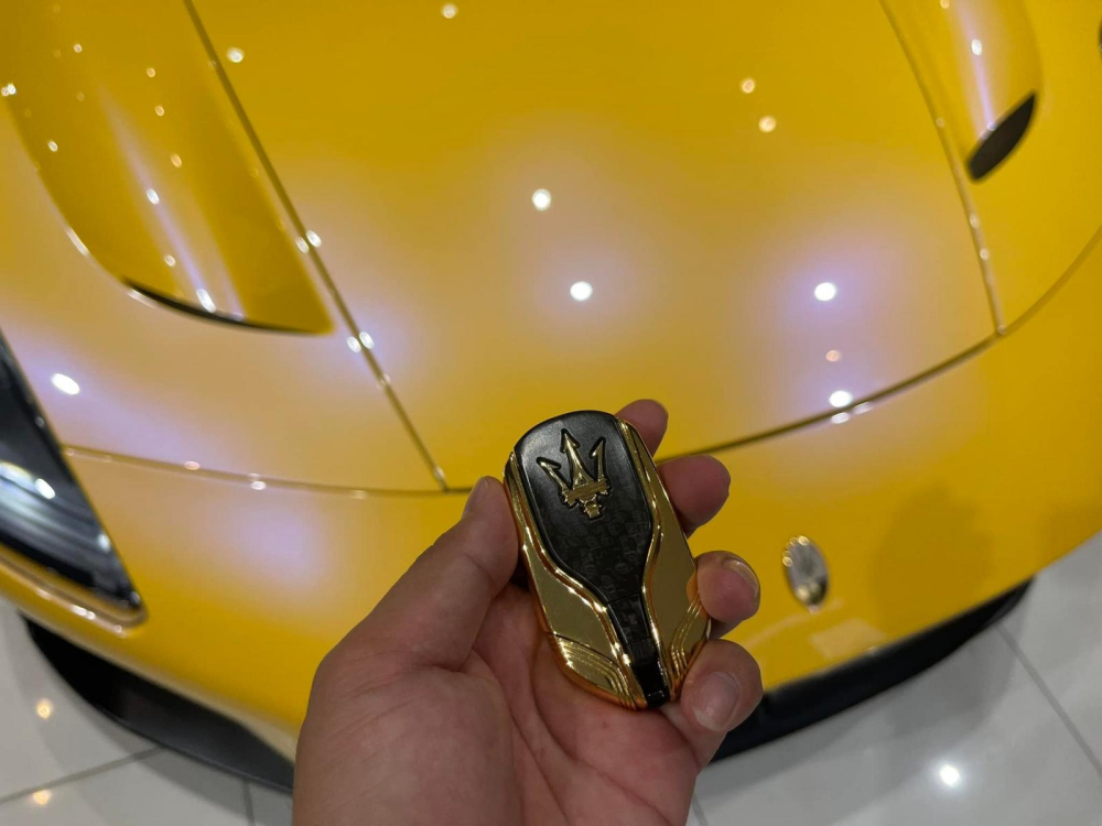 Chìa khóa siêu xe Maserati MC20 cũng được mạ vàng