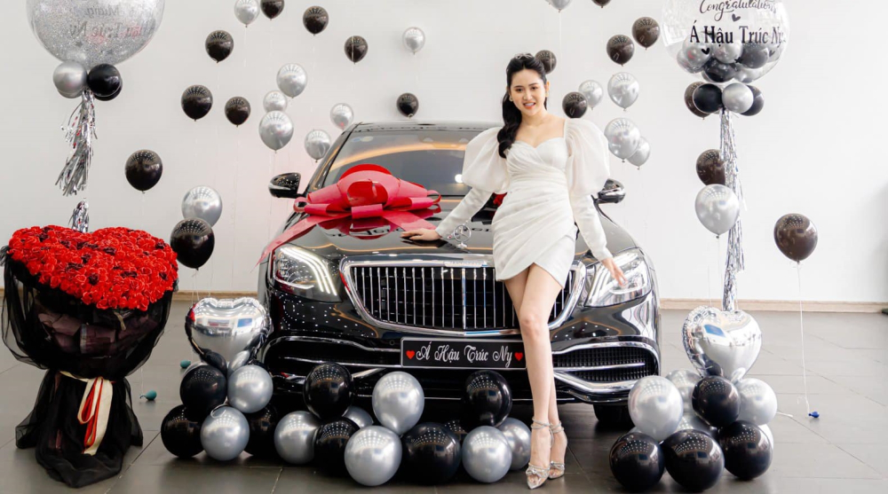 Á hậu 2 Miss All Nations 2019 trong ngày nhận bàn giao xe Mercedes-Maybach S450 4Matic qua sử dụng