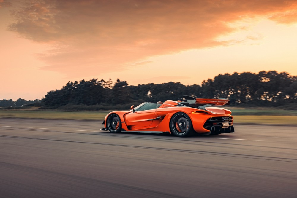 Koenigsegg Jesko có giá từ 2,8 triệu đô la, đắt hơn 900,000 đô la so với giá xe khởi điểm của Koenigsegg Regera Koenigsegg Jesko có giá từ 2,8 triệu đô la, đắt hơn 900,000 đô la so với giá xe khởi điểm của Koenigsegg Regera