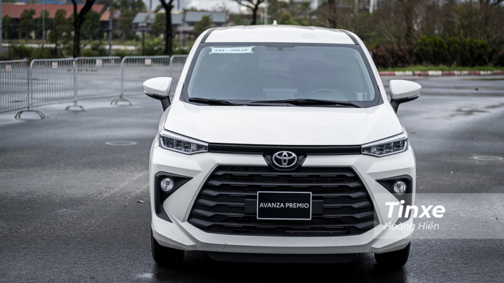 Toyota Avanza Premio có kiểu dáng vuông vắn hơn với lưới tản nhiệt cỡ lớn đặt đầu đầu xe. Toyota Avanza Premio có kiểu dáng vuông vắn hơn với lưới tản nhiệt cỡ lớn đặt đầu đầu xe.