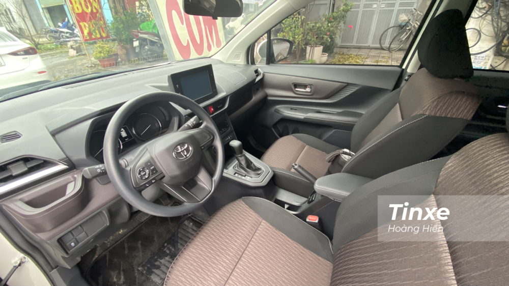Nội thất bên trong Avanza Premio thực dụng nhưng sơ sài, đơn giản, vật liệu chủ yếu là nhựa và nỉ. Nội thất bên trong Avanza Premio thực dụng nhưng sơ sài, đơn giản, vật liệu chủ yếu là nhựa và nỉ.