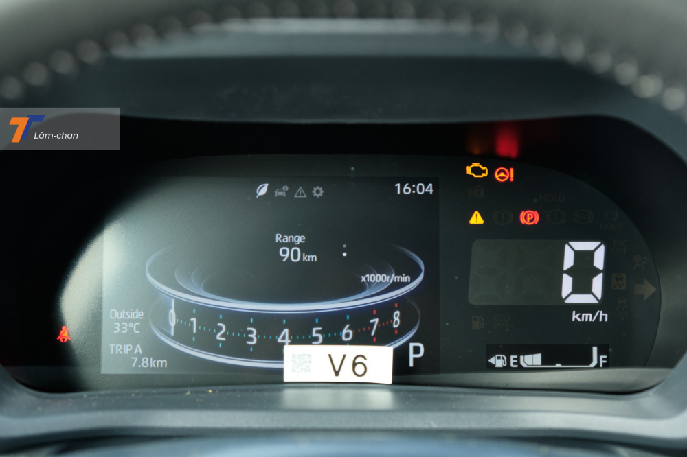 Bản CVT tiêu chuẩn của Toyota Veloz Cross 2022 vẫn có màn TFT 7 inch sau vô lăng.