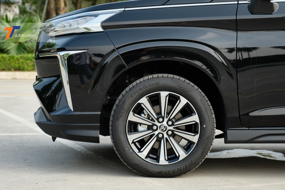 Ở ngoại thất, 2 phiên bản của Toyota Veloz Cross 2022 chỉ khác nhau đúng la-zăng, trong đó bản CVT sử dụng mâm 16 inch...