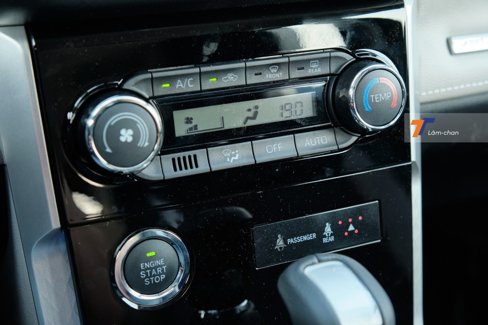 Bản CVT tiêu chuẩn của Toyota Veloz Cross 2022 cũng được trang bị điều hòa tự động cũng như đề nổ nút bấm...