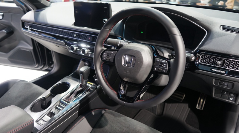 Honda Civic e:HEV 2022 c&oacute; v&ocirc; lăng bọc da, bảng đồng hồ kỹ thuật số v&agrave; m&agrave;n h&igrave;nh trung t&acirc;m 9 inch